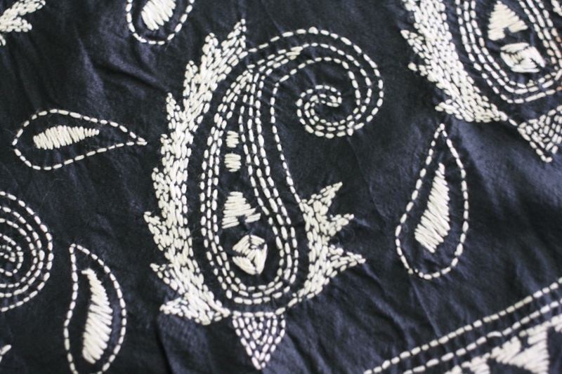 An outlined Kantha motif.