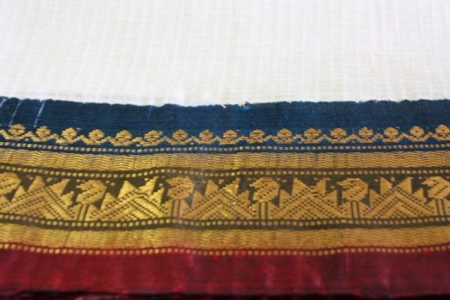 A two-toned border of a Gadwal in red and blue. Note the interlock of the border and the body.