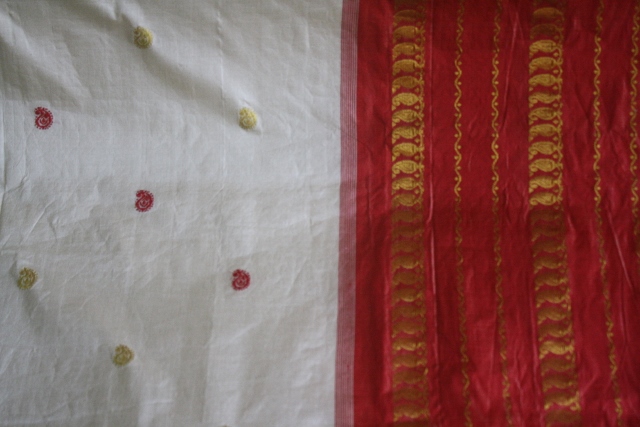 Small keri motifs strewn across the body of the saree