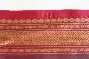 A simple gold geometric highlight on the border of a Kanjeevaram silk saree